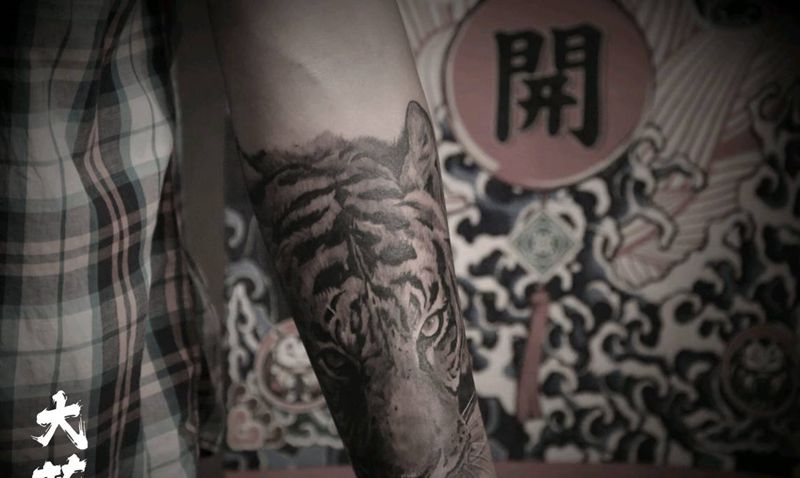 虎头纹身图片_手臂欧美写实纹身图案