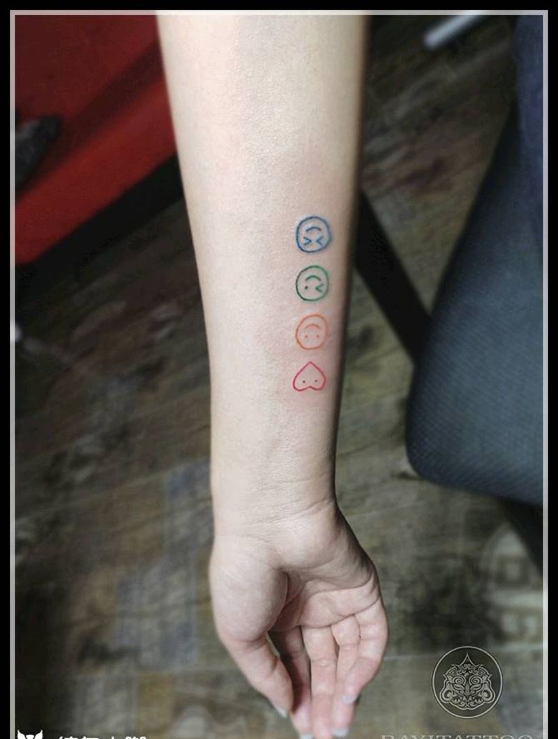 笑脸纹身图片_几何小清新纹身图案