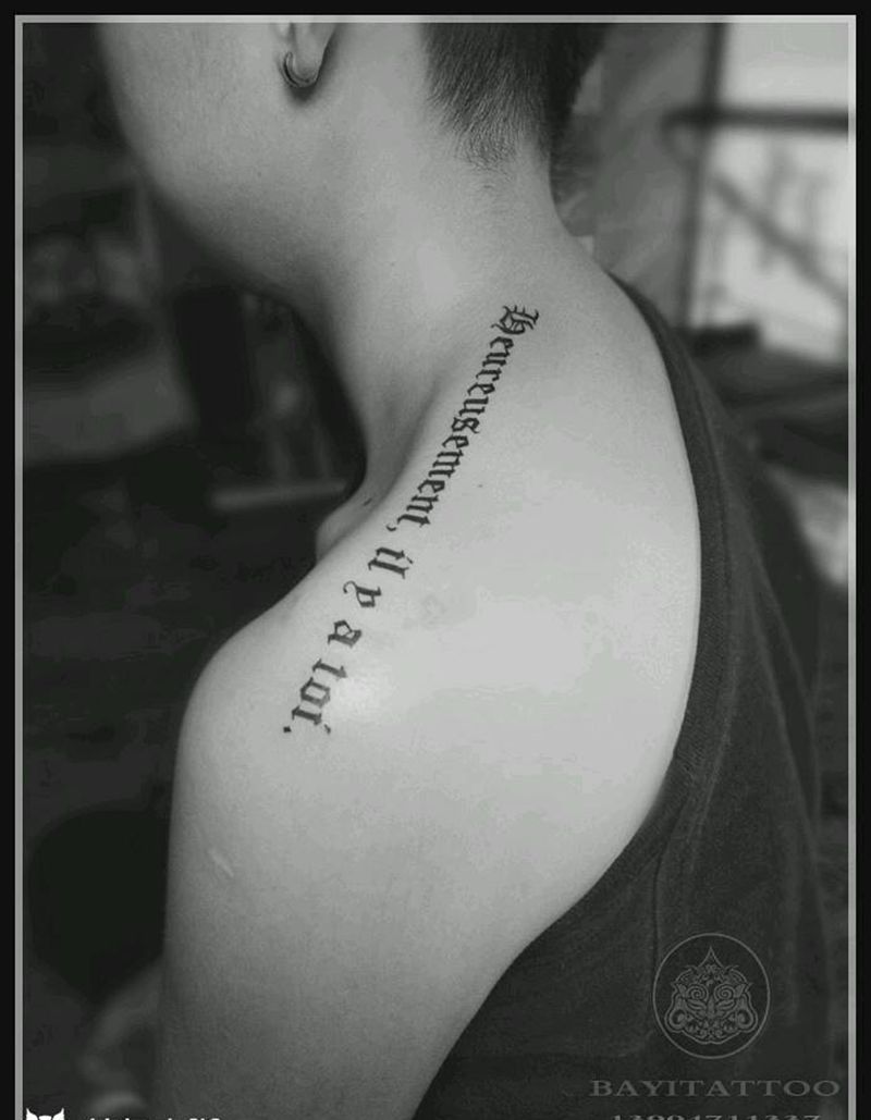 哥特纹身图片_肩部花体字纹身图案