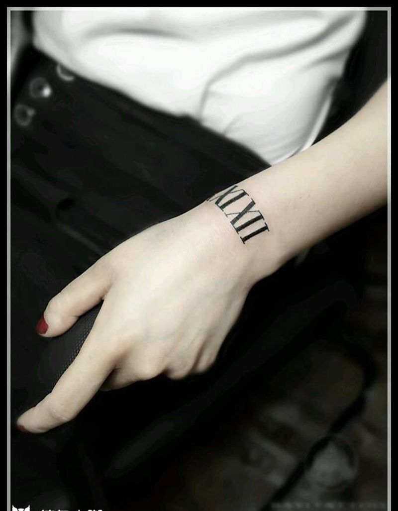 罗马数字遮盖疤痕纹身图片_手部花体字遮盖疤痕罗马数字纹身图案