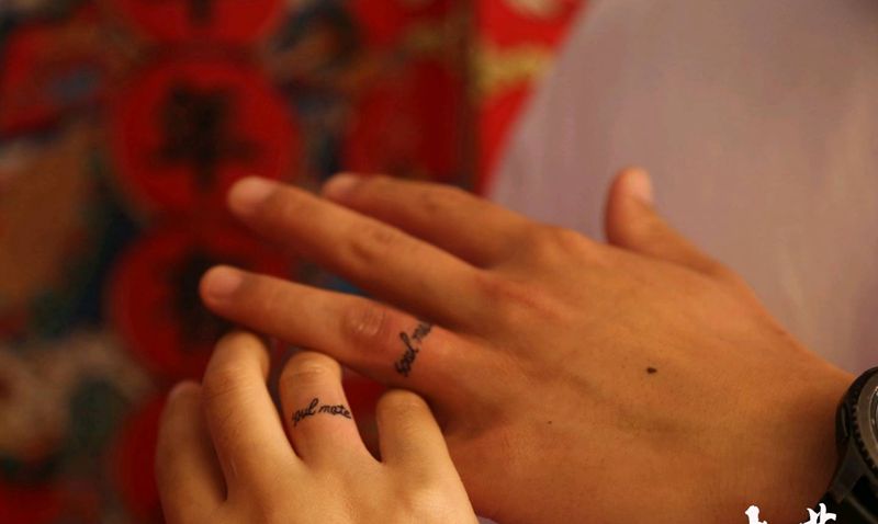 情侣纹身纹身图片_手部花体字纹身图案