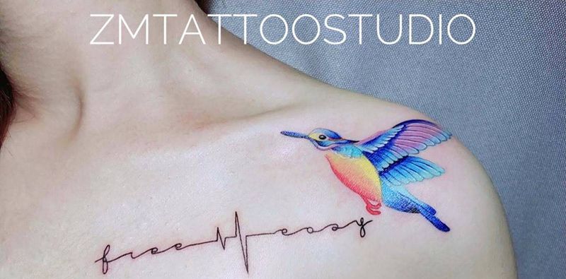彩色蜂鸟纹身图片_肩部清新动物字母成品纹身图案