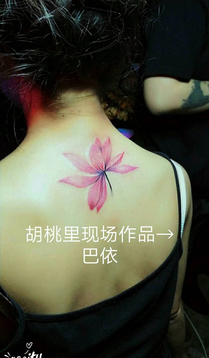 胡桃里现场作品→莲纹身图片_颈部国画静物内蒙古纹呼市巴依纹身图案