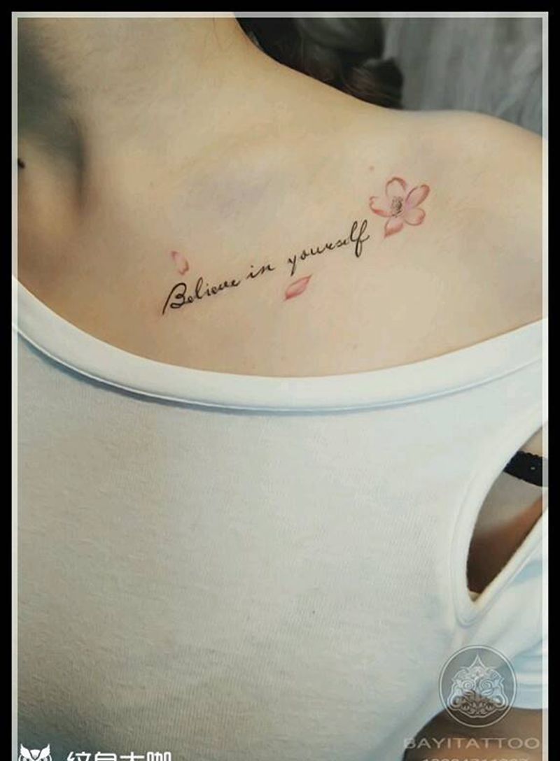 锁骨字母樱花纹身图片_胸部小清新字母锁骨纹身图案