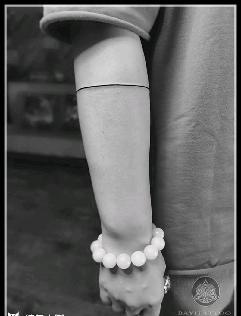 小臂黑线圈纹身图片_手臂几何线圈儿纹身图案