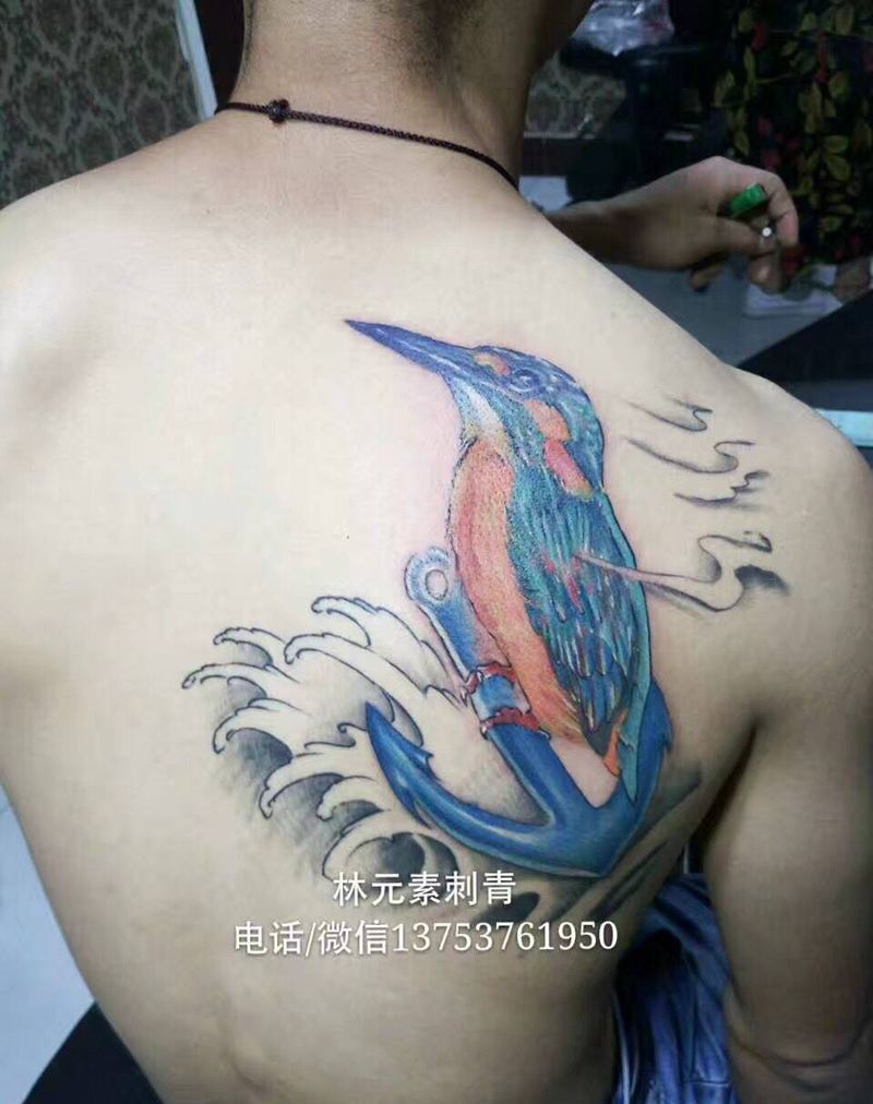 大蜂鸟纹身图片_背部传统动物纹身图案