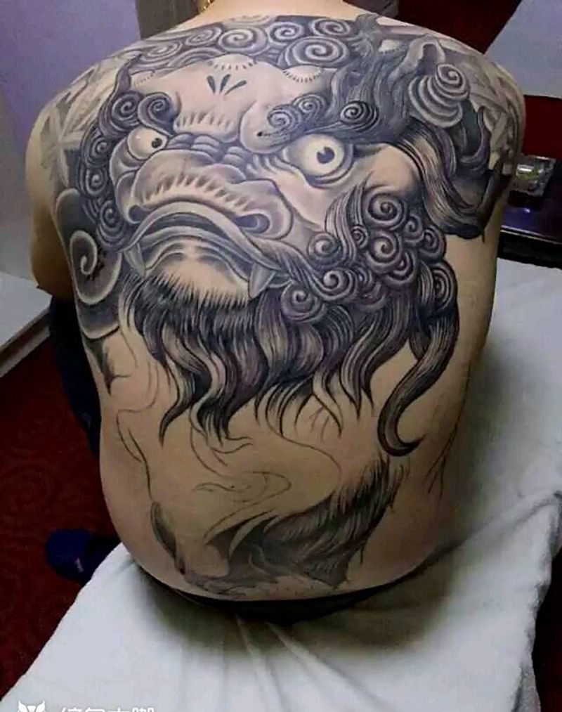 回复中的唐狮子纹身图片_背部传统动物巴依纹身专业纹身纹身图案
