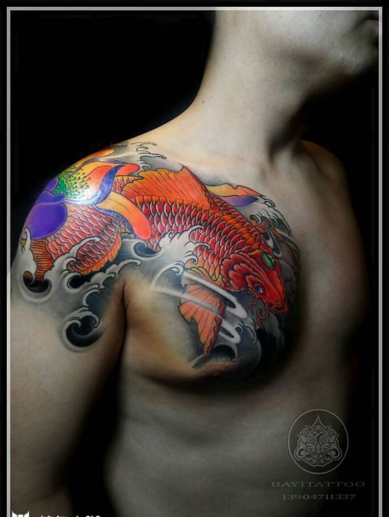 锦鲤半甲纹身图片_胸部传统动物内蒙古纹呼市巴依成品纹身图案