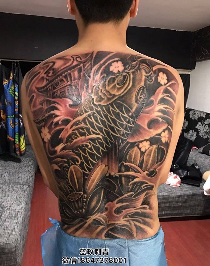 满背鱼纹身图片