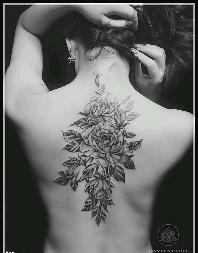 后背素花纹身图片_背部素花纹身图案