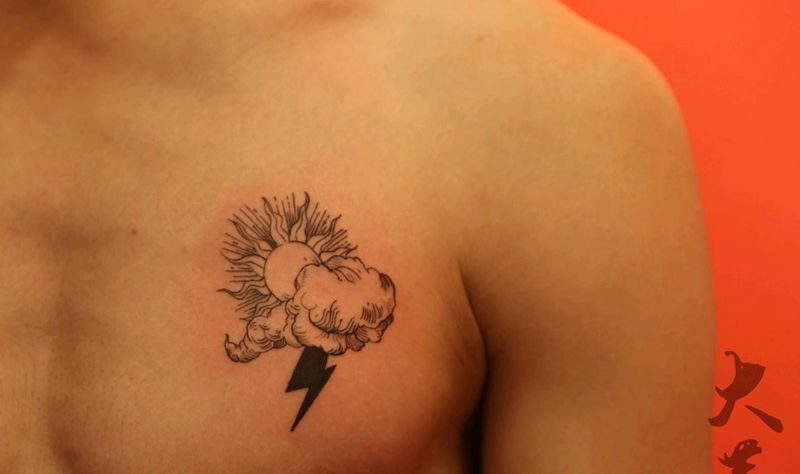 拨云见日纹身图片_胸部几何纹身图案