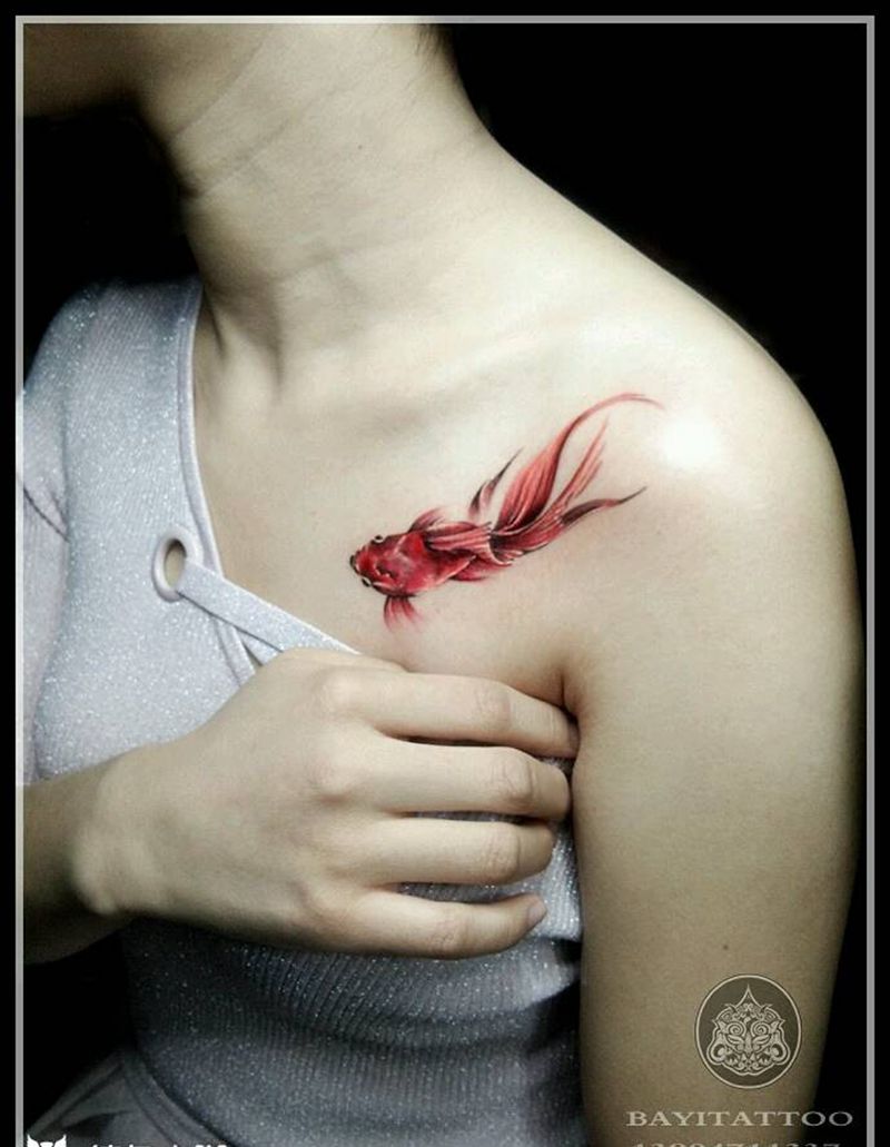 招财小金鱼纹身图片_胸部水墨水彩小金鱼纹身图案