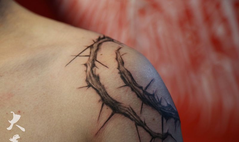 荆棘纹身图片_肩部水墨纹身图案