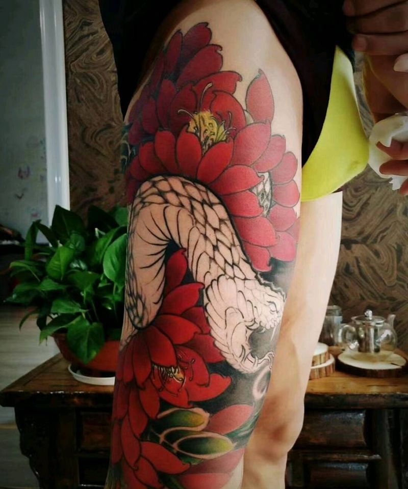 花花绿绿的纹身图片_腿部纹身图案