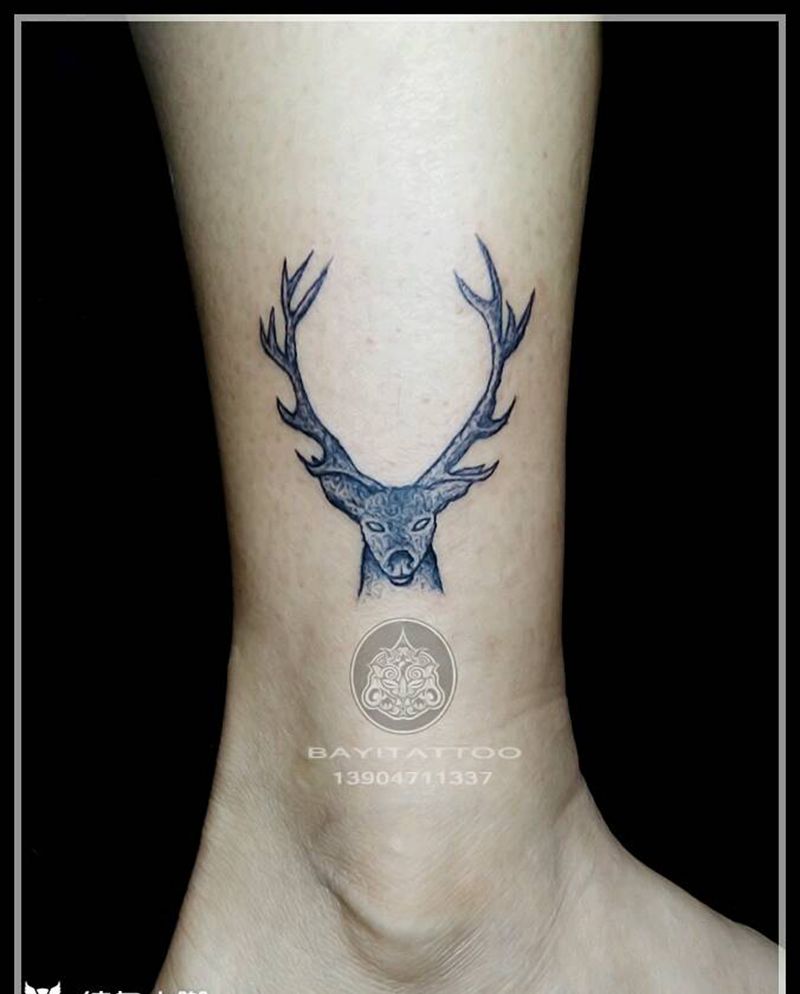 小腿鹿头纹身图片_脚部点刺小清新小鹿头纹身图案