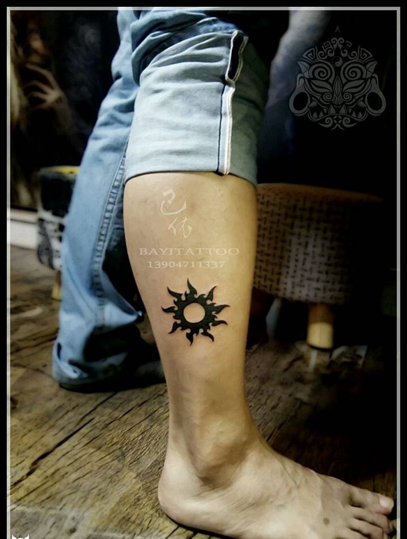 太阳花纹身图片_腿部图腾内蒙古纹呼市巴依纹身图案