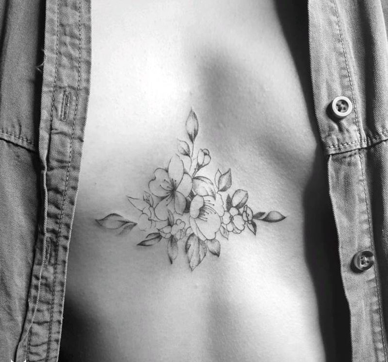 胸口 素花纹身图片_胸部几何纹身图案