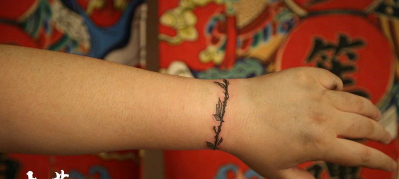 遮盖纹身图片_手臂点刺纹身图案
