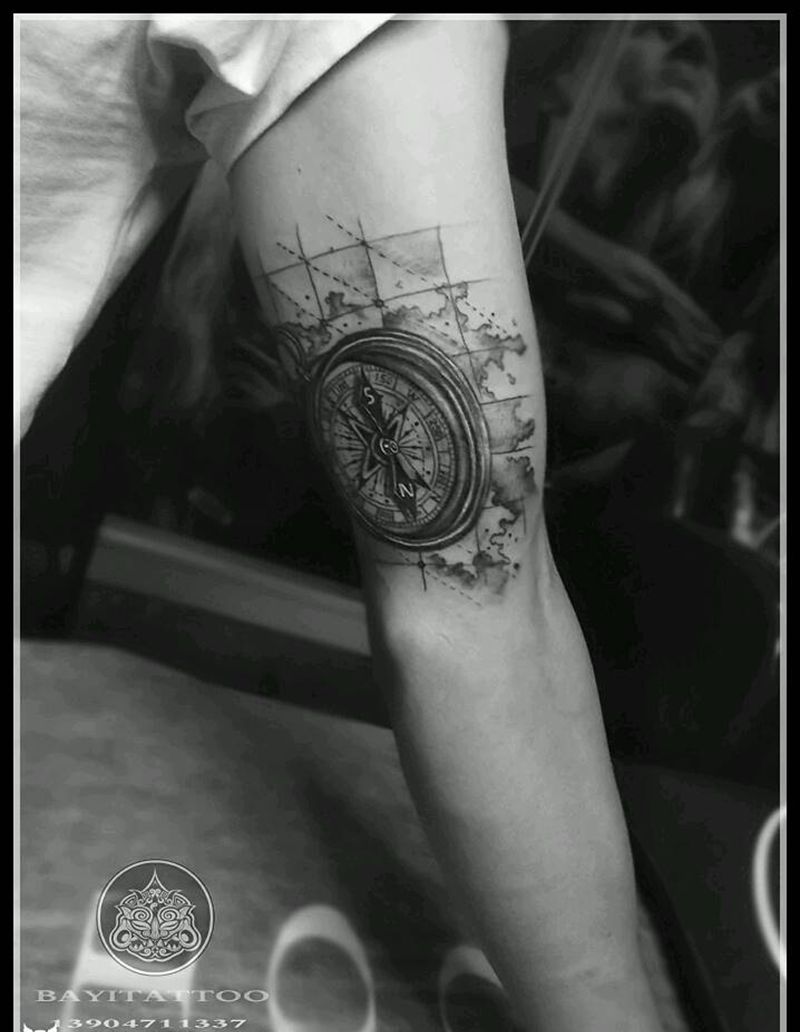 指南针纹身图片_手臂欧美写实指南针纹身图案