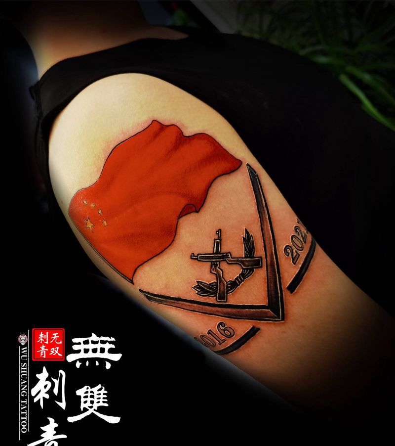 五星红旗迎风飘扬纹身图片_手臂纹身图案