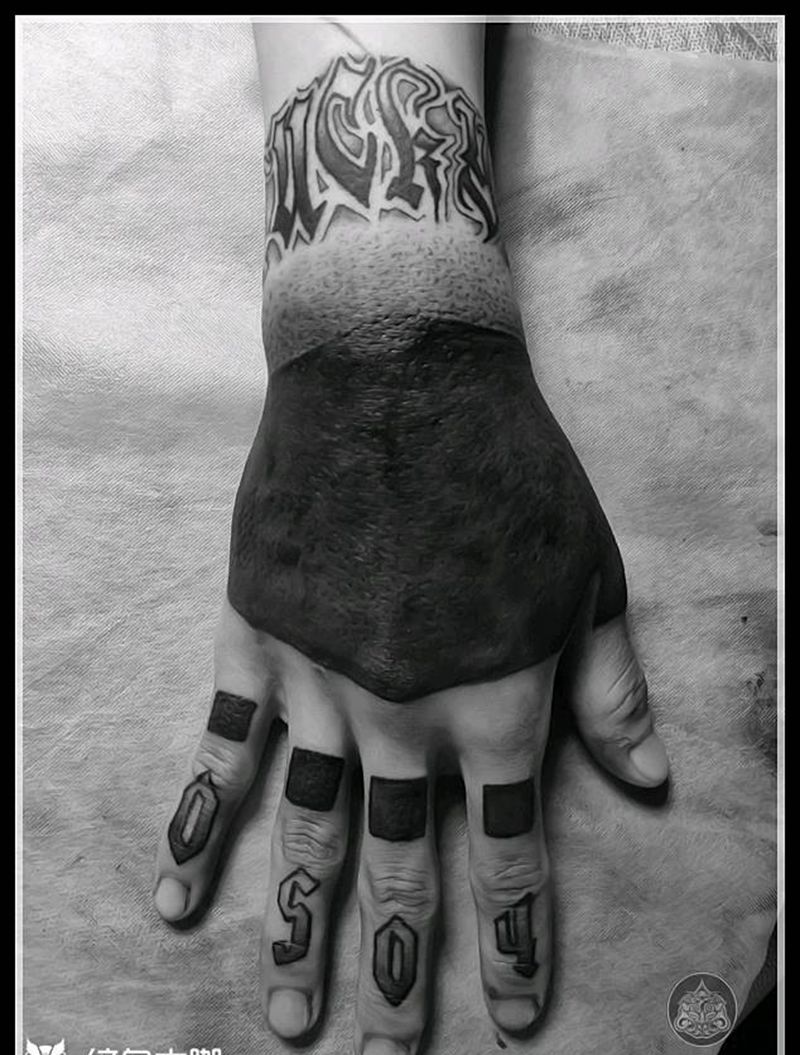 黑手背纹身图片_手部花体字给手背纹身图案