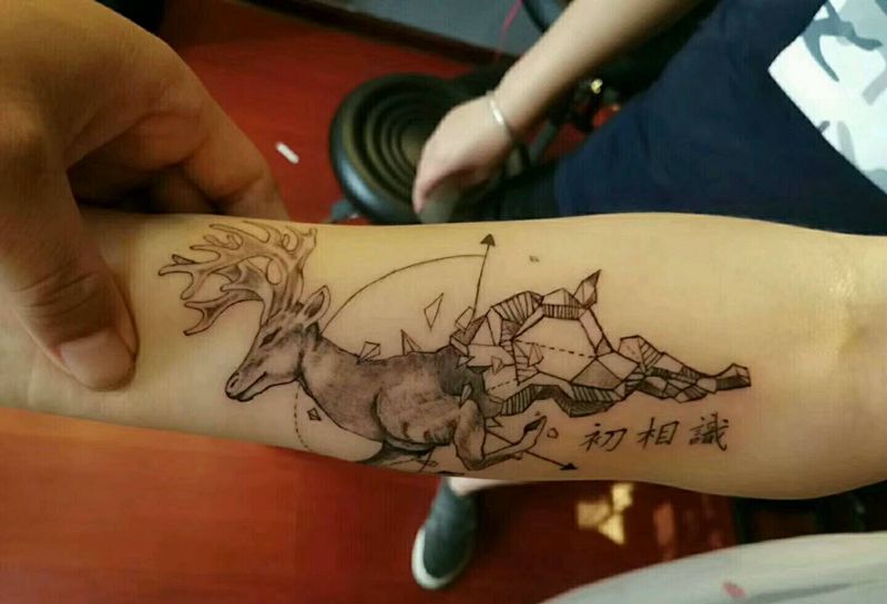 鹿纹身图片_手臂几何纹身图案