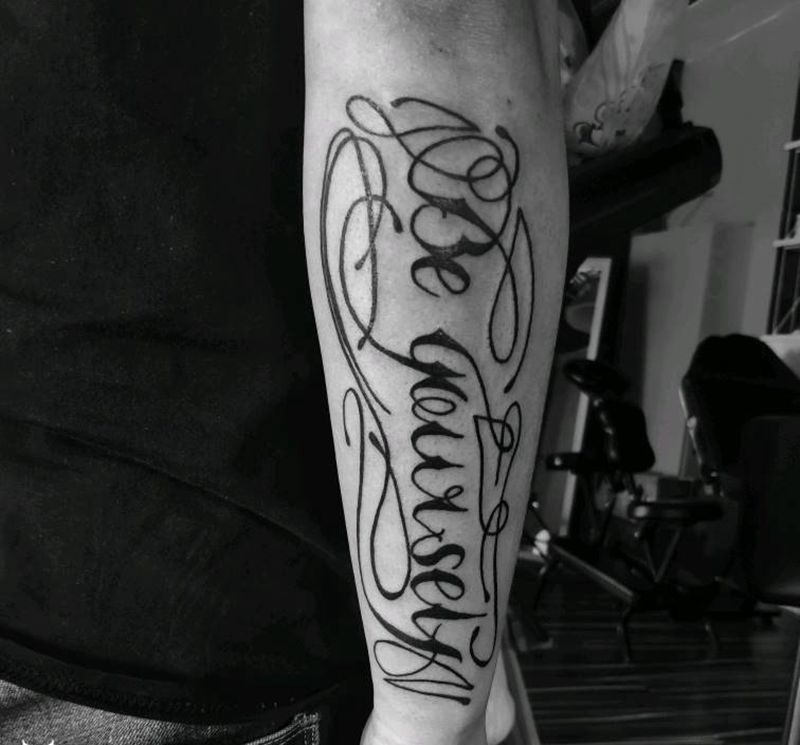 原创奇卡诺纹身图片_手臂花体字纹身图案