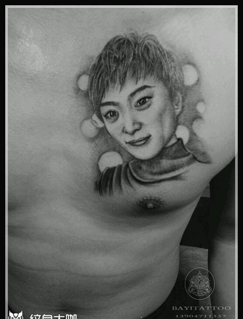 别人的媳妇儿纹身图片_胸部欧美写实肖像纹身图案