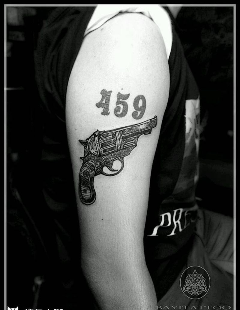 手枪纹身图片_肩部图腾手枪纹身图案