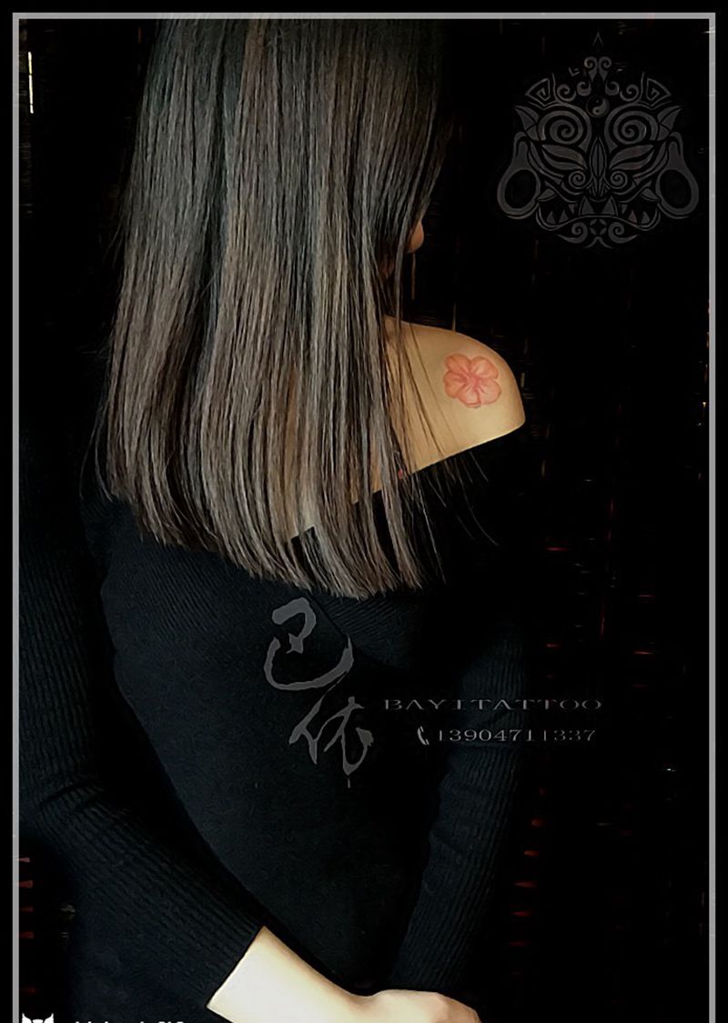 樱花英文纹身图片_巴依纹身内蒙古纹身专业纹身植物清新肩部胸部纹身图案