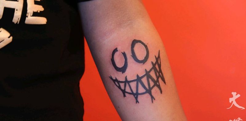 恶魔笑纹身图片_手臂几何纹身图案