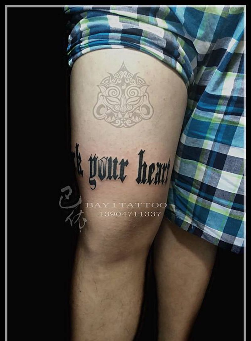 大腿哥特字纹身图片_巴依内蒙古专业培训腿部字符纹身图案