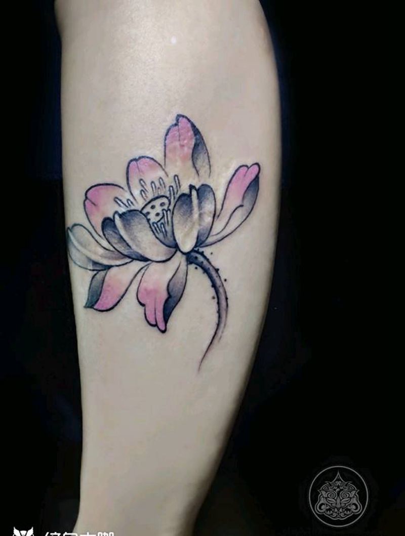 水墨莲花遮盖疤痕纹身图片_腿部水墨莲花遮盖纹身图案