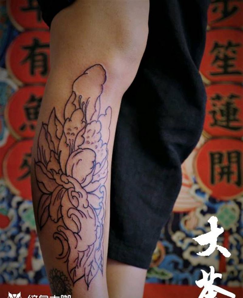 荷花配浪花纹身图片_腿部老传统纹身图案