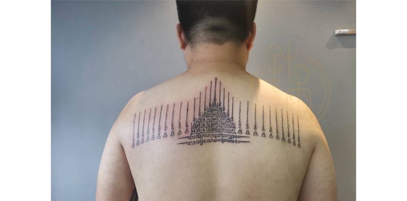 刺符纹身图片_背部纹身图案