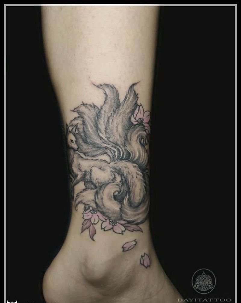 九尾狐纹身图片_腿部新传统九尾狐纹身图案