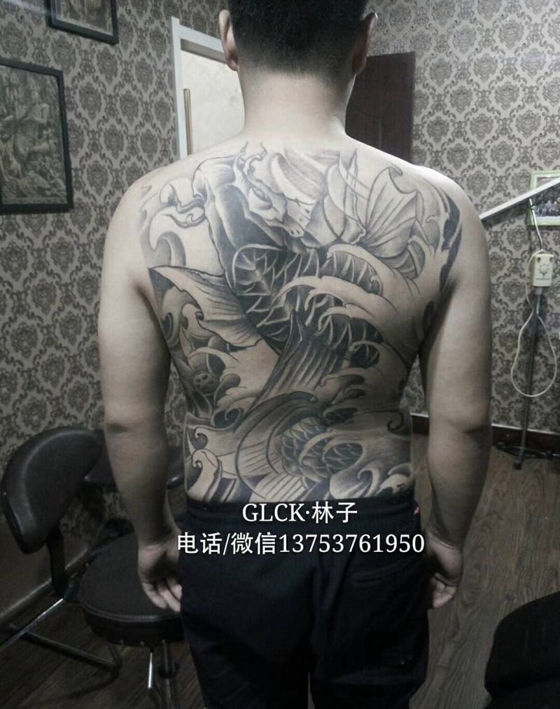 鱼纹身图片_背部传统动物纹身图案
