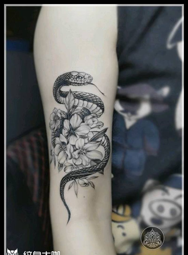素花蛇纹身图片_手臂欧美写实素花蛇纹身图案