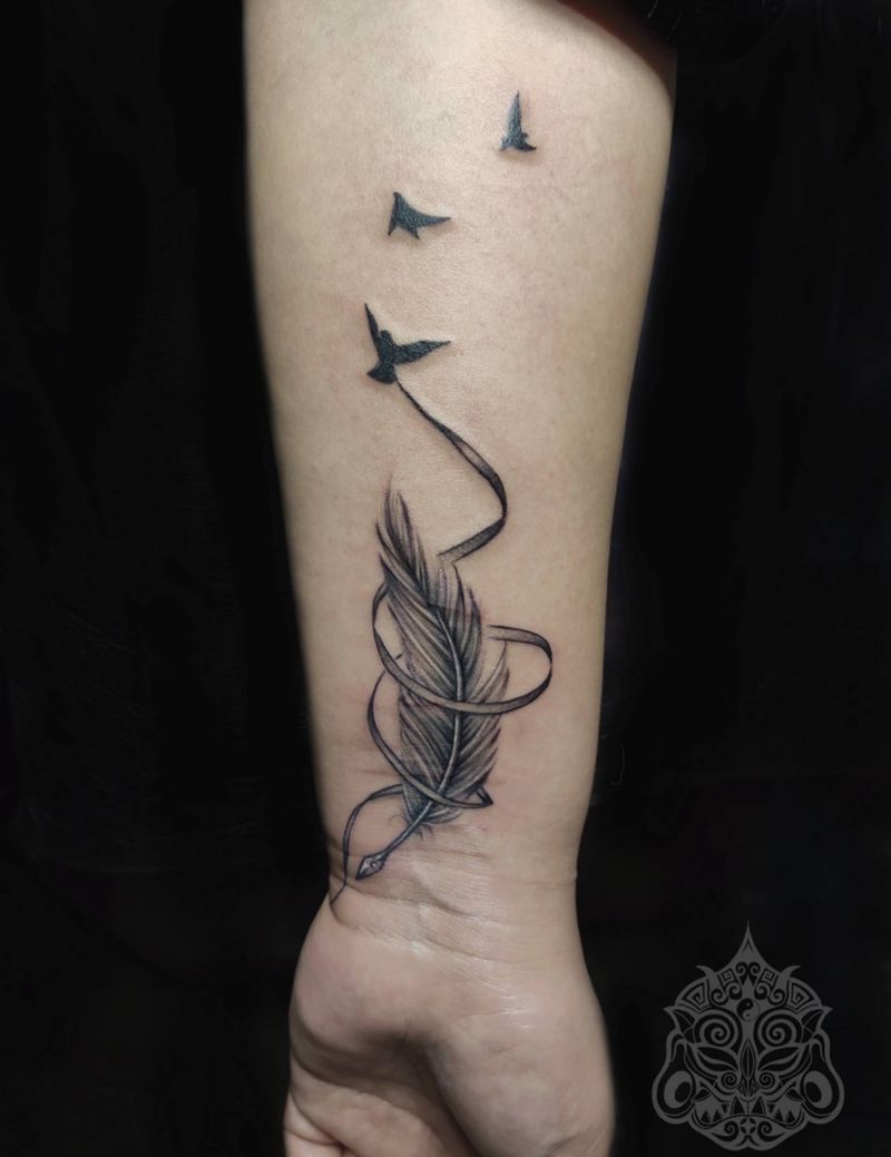 羽毛遮盖疤痕纹身图片_手臂欧美写实遮盖羽毛纹身自带图纹身图案