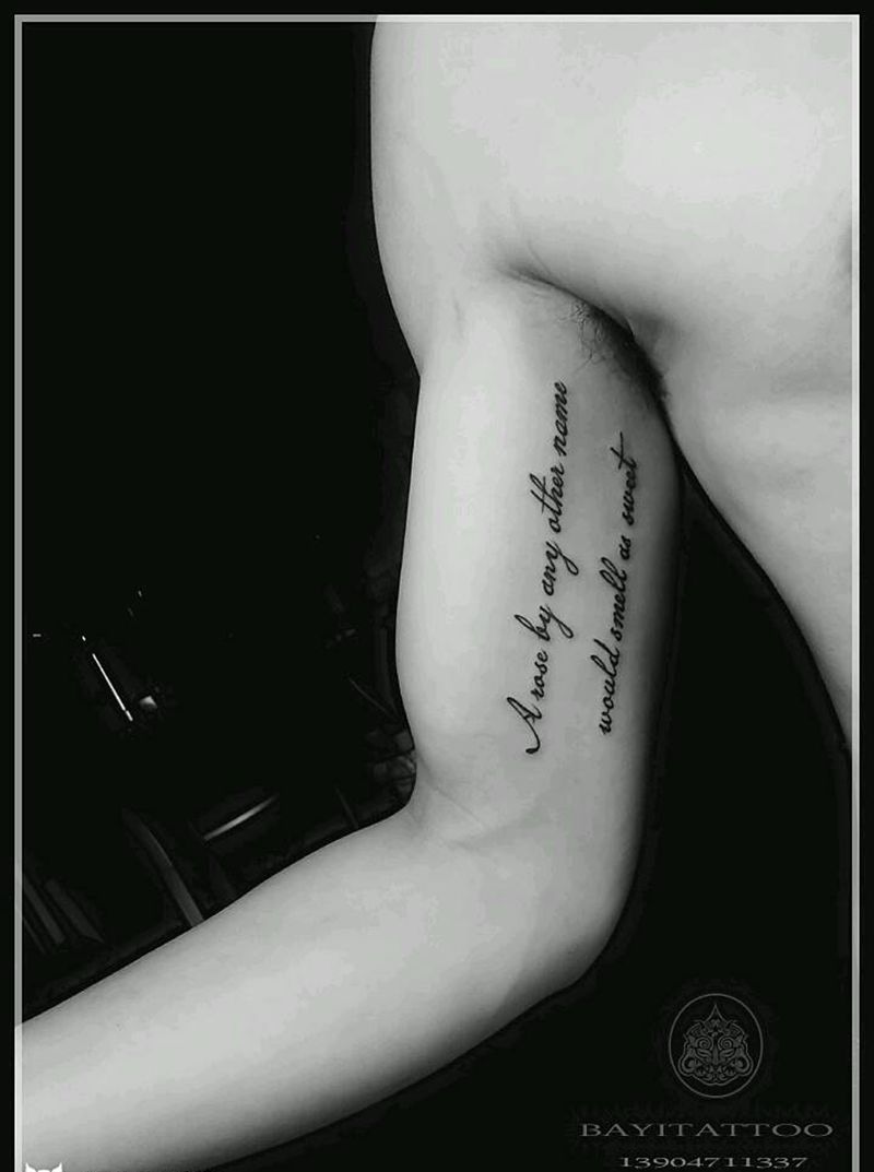 大臂英文纹身图片_手臂花体字大臂内英文纹身图案