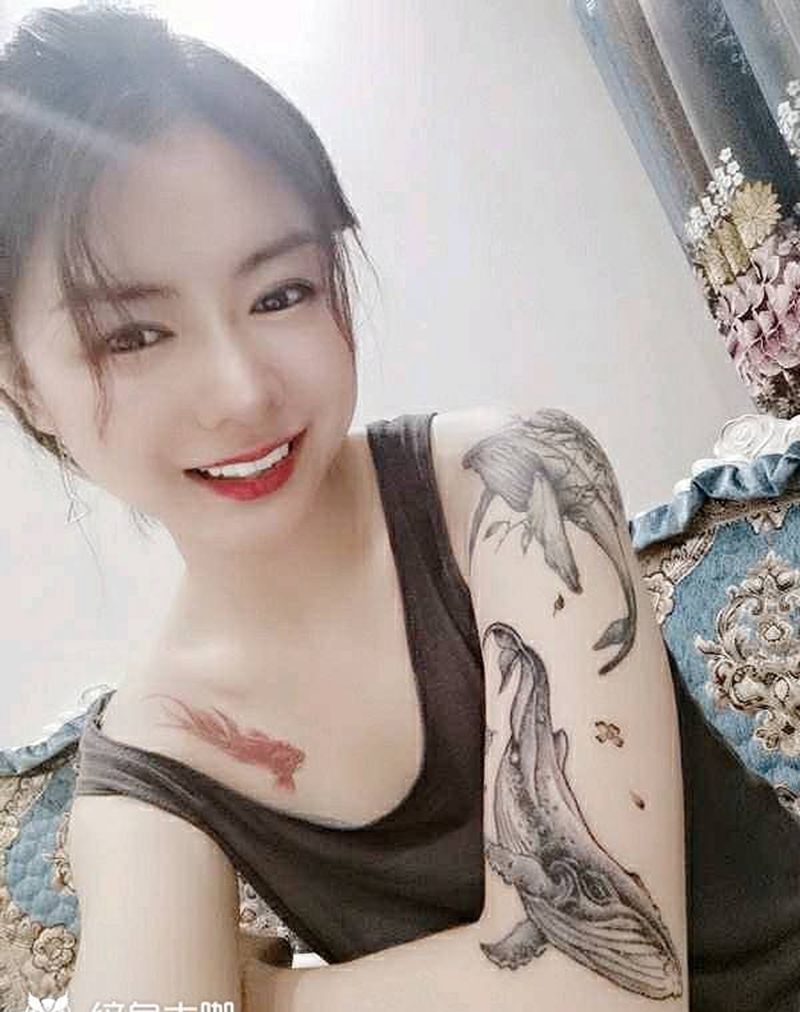 美女买家秀纹身图片_手臂水彩新传统鲲蛇纹身图案