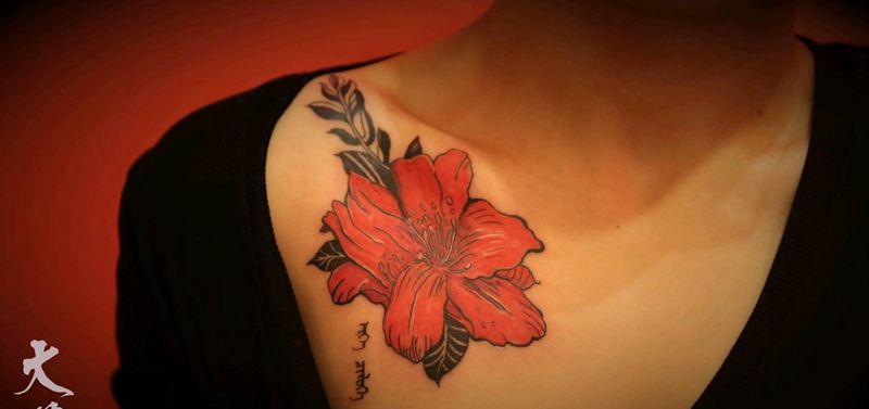 花纹身图片_胸部纹身图案