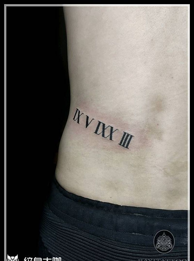 罗马数字纹身图片_腰部花体字罗马数字纹身图案