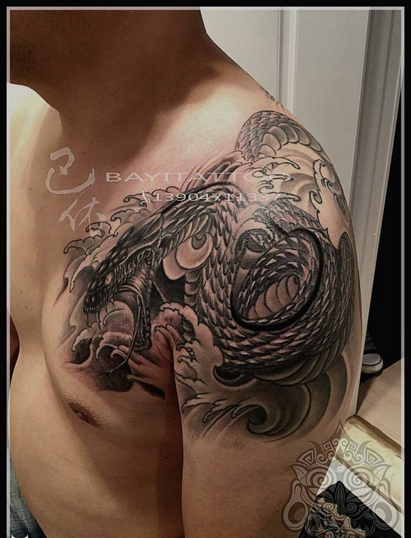 半甲蛇纹身图片_胸部动物巴依纹身专业纹身纹身图案