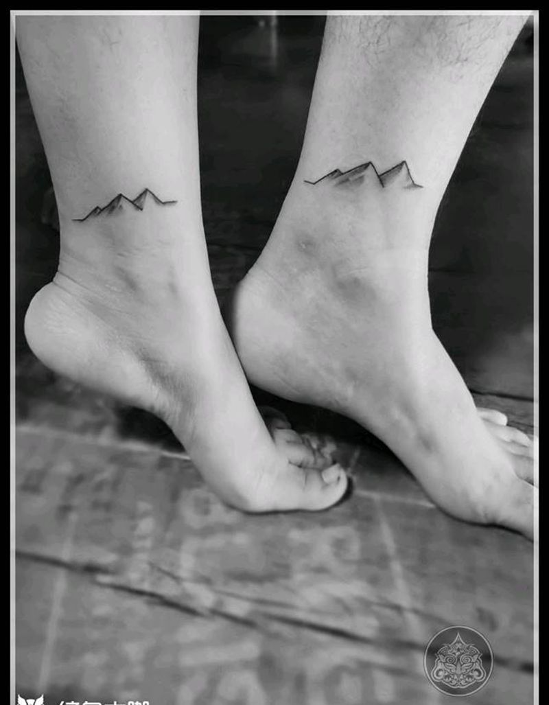 山纹身图片_脚部几何情侣山峰纹身图案