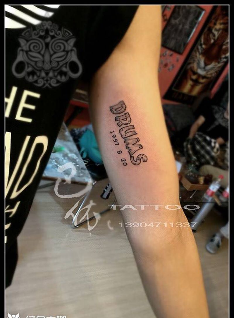 大臂质感英文纹身图片_手臂字符巴依纹身内蒙古纹身专业纹身纹身图案