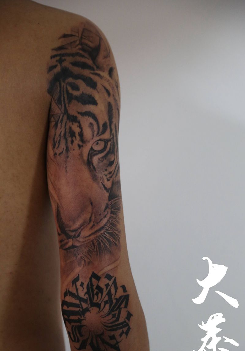 虎头&花体字纹身图片_手臂欧美写实纹身图案