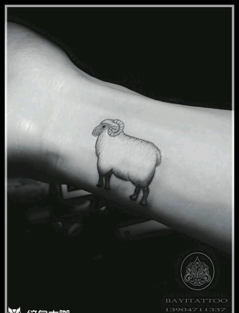 小羊羊纹身图片_手部小清新羊纹身图案