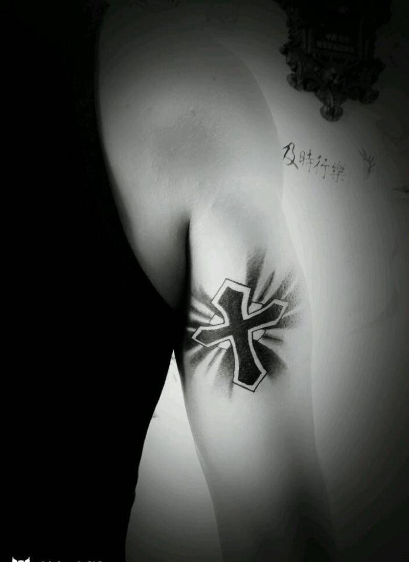 信仰纹身图片_手臂图腾十字架纹身图案