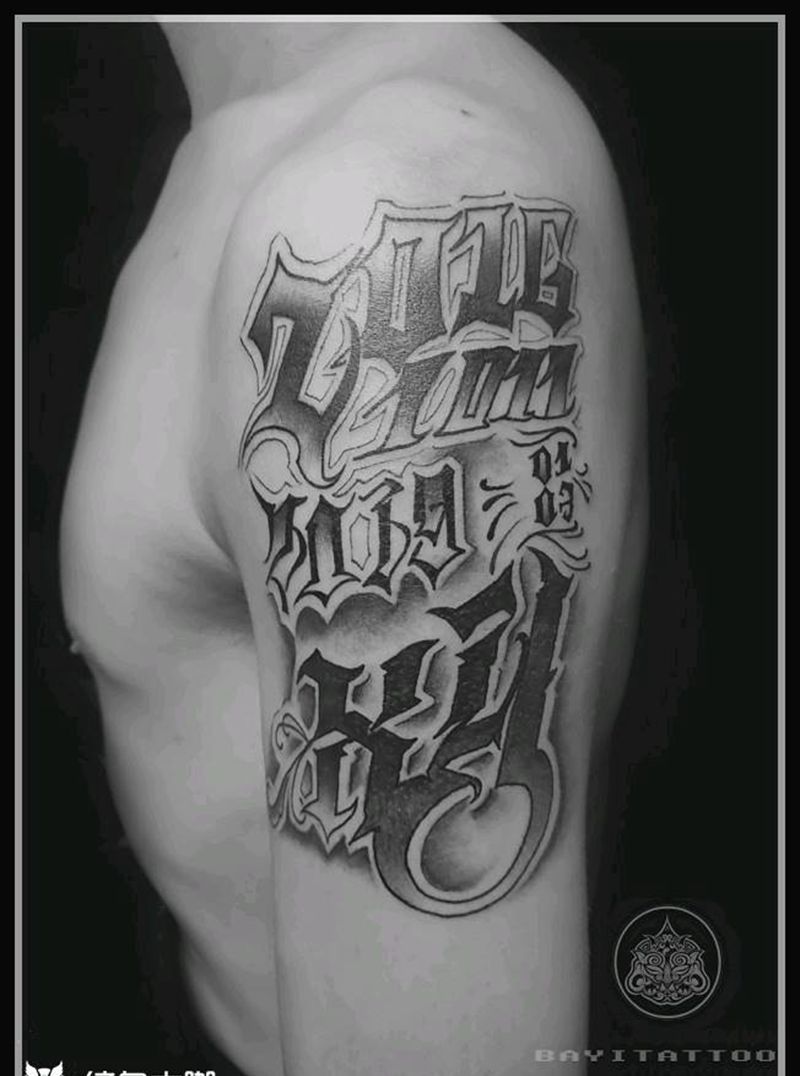 原创→生日纪念纹身图片_手臂花体字奇卡诺生日纪念纹身图案